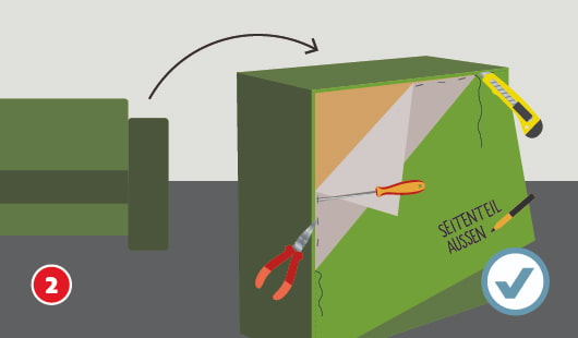 Eine schematische Darstellung zeigt den Ausbau eines alten Sofa-Bezugs. Ein grünes Seitenteil wurde abgenommen und liegt separat auf der Arbeitsfläche. Mit Zange, Schraubendreher und Cutter wird der Bezug vorsichtig gelöst. Das Seitenteil ist mit der Aufschrift „SEITENTEIL AUSSEN“ markiert. Ein Häkchensymbol bestätigt die fachgerechte Vorgehensweise. Unten links ist ein roter Kreis mit einer weißen 2