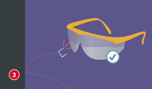 Eine schematische Darstellung zeigt eine Schutzbrille, die beim Arbeiten mit einem Tacker getragen werden sollte. Eine Tackerklammer fliegt von links in Richtung Brillenglas und wird durch die Brille abgefangen. Ein Häkchensymbol bestätigt die Verwendung der Schutzbrille als Sicherheitsmaßnahme. Unten links ist ein roter Kreis mit einer weißen 3