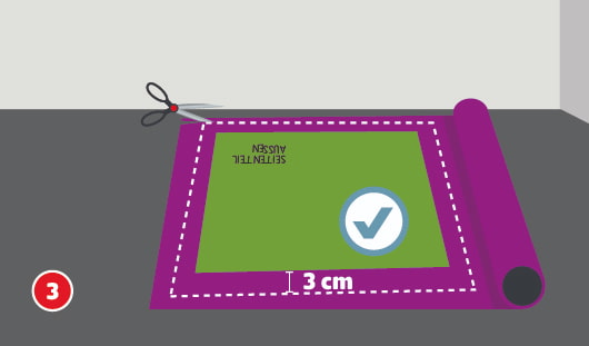 Eine schematische Darstellung zeigt das Zuschneiden eines neuen Stoffstücks für ein Sofa-Seitenteil. Auf einem violetten Stoff liegt das grüne Seitenteil als Schablone. Rundherum ist eine Nahtzugabe von 3 cm markiert. Eine Schere schneidet entlang der gestrichelten Linie. Ein Häkchensymbol kennzeichnet den Zuschnitt als korrekt. Unten links ist ein roter Kreis mit einer weißen 3