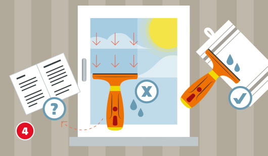 Eine schematische Darstellung zeigt das Trocknen eines Fensters mit einem Fenstersauger. Der Sauger wird in senkrechten Bahnen nach unten geführt. Ein Tuch wird zusätzlich zum Abwischen der Gummilippe verwendet. Ein X-Symbol markiert Wasserreste als unerwünschtes Ergebnis, ein Häkchensymbol zeigt die korrekte Anwendung. Ein Fragezeichensymbol neben einer Anleitung weist auf die Bedeutung der richtigen Gerätehandhabung hin. Unten links ist ein roter Kreis mit einer weißen 4