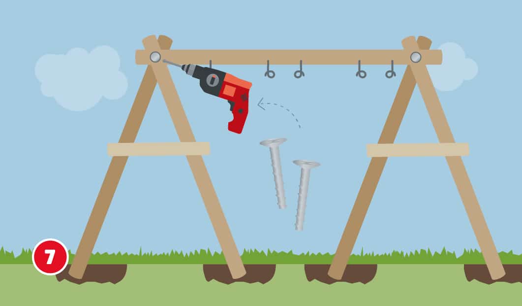 Illustration mit dem Titel „Schritt 7“ einer Hagebau-Anleitung zum Aufbau einer Schaukel. Der vorbereitete Querbalken mit Aufhängeringen wird nun mit Schrauben an den beiden seitlichen A-Rahmen befestigt. Eine Bohrmaschine verschraubt den Balken mit den Pfosten. Zwei große Schrauben liegen daneben als Beispiel. Der Balken ist bereits mittig ausgerichtet und die Schaukelgestelle stehen über vorbereiteten Fundamentlöchern.