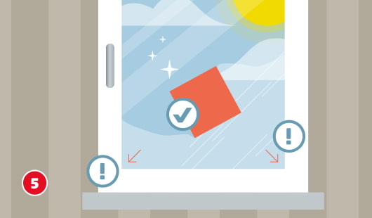 Eine schematische Darstellung zeigt das Nachpolieren eines Fensters nach der Reinigung mit einem Fenstersauger. Ein Tuch wird für den letzten Glanz in kreisenden Bewegungen über die Fläche geführt. Zwei Ausrufezeichen markieren die unteren Fensterecken, die gezielt nachgearbeitet werden sollten. Ein Häkchensymbol kennzeichnet die korrekt ausgeführte Nachreinigung. Unten links ist ein roter Kreis mit einer weißen 5