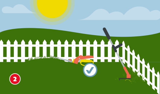 Eine schematische Darstellung zeigt eine Rasenkante entlang eines weißen Gartenzauns. Eine akkubetriebene Rasenschere mit verlängerbarem Stiel wird für präzise Feinarbeiten eingesetzt. Ein Häkchen-Symbol bestätigt die richtige Ausführung. Die Sonne scheint am Himmel, im Hintergrund wellt sich die Wiese sanft. Unten links ist ein roter Kreis mit einer weißen 2