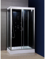 Die moderne Kabine einer Komplettdusche mit schwarzer Rückwand, verchromtem Rahmen und Schiebetüren steht in einer Ecke mit blauen und grauen Wänden. Die weiße Duschtasse bildet einen Kontrast zum dunklen Innenraum