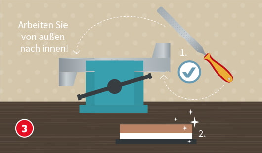 Eine schematische Darstellung zeigt, wie ein Rasenmähermesser per Hand geschärft wird. Das Messer ist in einem Schraubstock eingespannt. Eine Feile wird in Pfeilrichtung von außen nach innen geführt, daneben befindet sich ein Häkchen-Symbol mit der Nummer 1. Darunter liegt ein Schleifstein, der als zweiter Schritt dient. Glanzsterne symbolisieren das Ergebnis. Links steht der Hinweis „Arbeiten Sie von außen nach innen!“. Unten links ist ein roter Kreis mit einer weißen 3