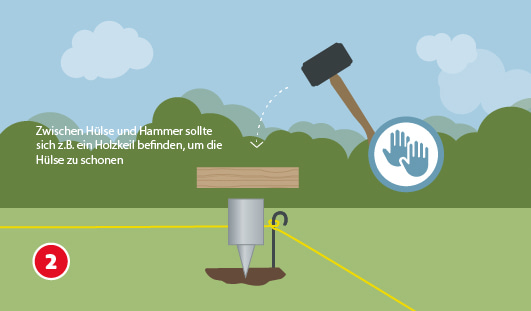 Anleitung_Zaunpfosten setzen_Schritt2 Illustration mit dem Titel „Schritt 2“ einer Hagebau-Bauanleitung. Eine Metallhülse wird mit einem Hammer in den Boden eingeschlagen. Dazwischen liegt ein Holzstück als Schutz, um die Hülse nicht zu beschädigen. Eine gelbe Richtschnur ist gespannt. Daneben steht der Hinweis: „Zwischen Hülse und Hammer sollte sich z. B. ein Holzkeil befinden, um die Hülse zu schonen.“ Im Hintergrund sind Bäume, Himmel und Wolken zu sehen.