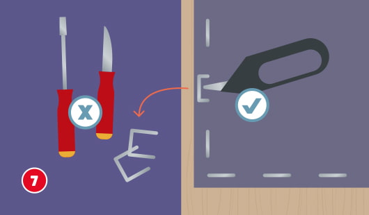 Eine schematische Darstellung zeigt das sichere Herausziehen von Tackerklammern. Links sind ein Schraubendreher und ein Küchenmesser mit einem X als ungeeignet markiert. Rechts wird eine Klammer mit einem speziellen Klammerheber korrekt und sauber entfernt. Ein Häkchensymbol bestätigt die empfohlene Methode. Unten links ist ein roter Kreis mit einer weißen 7