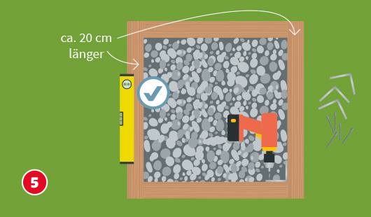 Illustration mit dem Titel „Schritt 5“ einer Hagebau-Anleitung zum Bau eines Sandkastens. Die quadratische Kiesfläche ist von vier Holzrahmen umgeben, die zusammengeschraubt werden. Eine Wasserwaage stellt sicher, dass die Konstruktion eben ist. Einer der Rahmenbalken steht ca. 20 cm über – als dekorativer Rand oder Sitzfläche. Ein Akkuschrauber befestigt die Bretter mit Schrauben und Metallwinkeln. Auf der rechten Seite liegen Winkelverbinder und Nägel bereit.