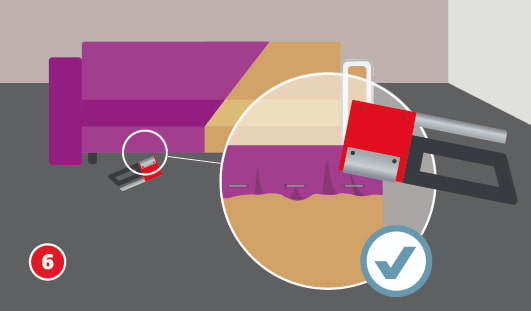 Eine schematische Darstellung zeigt das Beziehen der Sitzfläche eines Sofas mit neuem Stoff. Der Stoff wird an der Unterseite mit einem Tacker fixiert. Eine vergrößerte Detailansicht zeigt die gleichmäßig gefaltete Kante mit mehreren Tackerklammern. Ein Häkchensymbol markiert die saubere Befestigung als korrekt. Unten links ist ein roter Kreis mit einer weißen 6