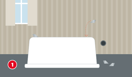 Eine schematische Darstellung zeigt eine umgedrehte Badewanne, deren Füße montiert werden. Mit Klebeband markierte Positionen an der Wand dienen zur Orientierung für spätere Anschlüsse. Eine rote Pfeillinie zeigt den Montagepunkt für einen Wannenfuß an der Rückseite. Im Hintergrund ist eine gemusterte Wand mit Fenster zu sehen. Unten links ist ein roter Kreis mit einer weißen 1