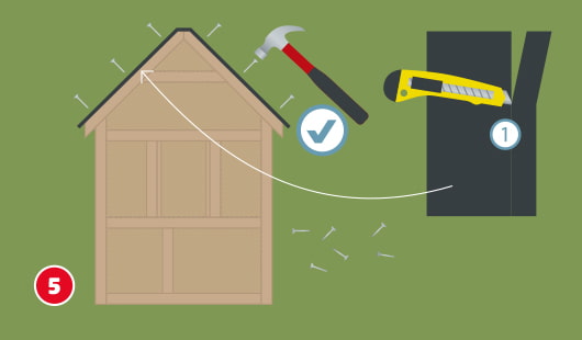Eine schematische Darstellung zeigt das Anbringen von Dachpappe auf das Dach eines Insektenhotels. Ein Cutter-Messer wird zum Zuschneiden der Dachpappe verwendet. Mit einem Hammer und Nägeln wird die Dachpappe entlang des Giebels befestigt. Ein Häkchensymbol bestätigt die richtige Ausführung. Unten links ist ein roter Kreis mit einer weißen 5