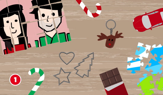 Eine schematische Darstellung zeigt verschiedene Ideen für Inhalte eines selbst gebastelten Adventskalenders. Auf einem Holztisch liegen ein Puzzle mit Porträtmotiv, Ausstechformen, ein Schokoriegel, ein Spielzeugauto, Zuckerstangen, ein Rentier-Schlüsselanhänger und bunte Puzzleteile. Unten links ist ein roter Kreis mit einer weißen 1