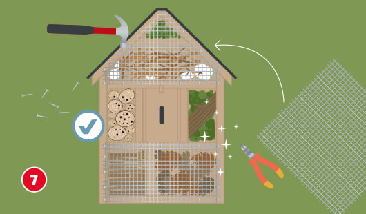 Eine schematische Darstellung zeigt das Verschließen der Kammern eines Insektenhotels mit einem Drahtgitter. Mit einem Hammer werden Nägel entlang der Dachkante eingeschlagen, während eine Drahtschere zum Zuschneiden des Gitters dient. Ein Häkchensymbol kennzeichnet die fachgerechte Befestigung. Glanzeffekte heben den sauberen Abschluss hervor. Unten links ist ein roter Kreis mit einer weißen 7