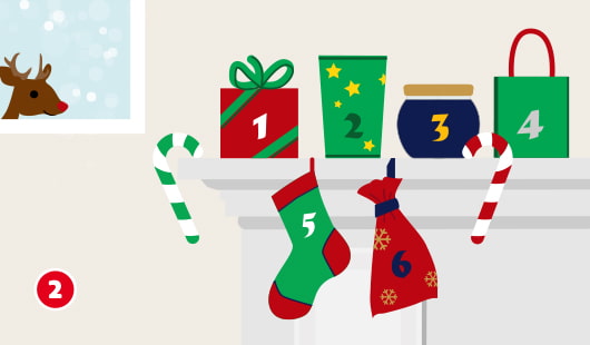 Eine schematische Darstellung zeigt verschiedene Möglichkeiten, wie ein selbst gebastelter Adventskalender aussehen kann. Auf einem Kaminsims stehen und hängen nummerierte Verpackungen wie Geschenktüten, Pappschachteln, ein Einmachglas, ein Nikolausstiefel und ein Stoffbeutel. Dazwischen sind Zuckerstangen verteilt. Im Fenster oben links ist ein Rentier mit roter Nase zu sehen. Unten links ist ein roter Kreis mit einer weißen 2