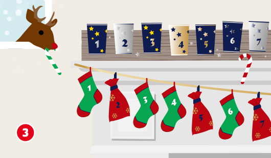 Eine schematische Darstellung zeigt zwei Gestaltungsmöglichkeiten für einen selbst gebastelten Adventskalender. Oben stehen nummerierte Becher in Silber, Gold und Dunkelblau mit Sternmotiven auf einem Regal. Darunter sind kleine Säckchen und Socken abwechselnd an einer Leine aufgehängt. Links im Fenster schaut ein Rentier mit roter Nase und einer grün-weißen Zuckerstange im Maul herein. Unten links ist ein roter Kreis mit einer weißen 3