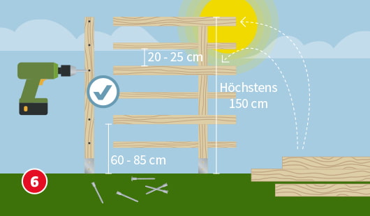 Eine schematische Darstellung zeigt den Bau von waagerechten Balken, Podesten und Klettersprossen für ein Klettergerüst. Zu sehen sind Holzplanken, ein Akkubohrer und Schrauben. Die Balken sind mit Abständen von 20–25 cm montiert, die maximale Höhe beträgt 150 cm. Die Podeste liegen in einer Höhe von 60–85 cm. Rechts ist ein teilweise aufgebautes Holzgerüst mit montierten Sprossen dargestellt. Unten links ist ein roter Kreis mit einer weißen 6