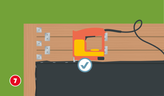 Illustration mit dem Titel „Schritt 7“ einer Hagebau-Anleitung zum Bau eines Sandkastens. Eine schwarze Unkrautfolie wird im Inneren des Holzrahmens ausgelegt. Eine elektrische Tackerpistole befestigt die Folie am Rahmen. Ein Häkchen zeigt die korrekte Ausführung an. Die vorher montierten Sitzbretter und Winkelverbinder sind noch sichtbar