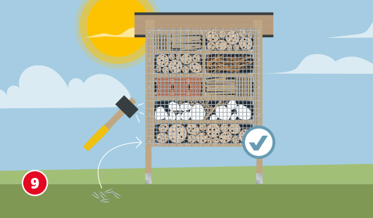 Eine schematische Darstellung zeigt das Anbringen eines Drahtgitters vor die befüllten Fächer eines großen Insektenhotels. Das Gitter ist über die gesamte Front gespannt und wird mit Krampen an den Holzrahmen befestigt. Ein Gummihammer liegt bereit, um die Befestigung vorzunehmen. Ein Häkchensymbol markiert die fachgerechte Sicherung der Füllung. Unten links ist ein roter Kreis mit einer weißen 9