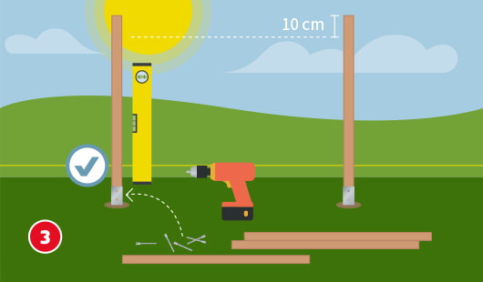 Illustration von zwei senkrechten Holzpfosten, die in Pfostenträgern montiert sind, daneben steht eine Wasserwaage, ein Akkuschrauber, Schrauben und Zaunlatten liegen bereit, zwischen Pfosten und Richtschnur ist ein Abstand von 10 cm markiert