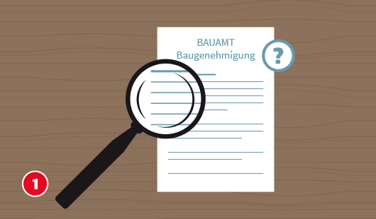 Eine schematische Darstellung zeigt ein Dokument mit der Aufschrift „Baugenehmigung“ auf einer Holzoberfläche. Eine Lupe liegt auf dem Papier, darüber befindet sich ein blaues Fragezeichen-Symbol. Unten links ist ein roter Kreis mit einer weißen 1