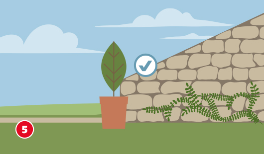 Eine schematische Darstellung zeigt die Gestaltung der seitlichen Begrenzung einer Gartentreppe. Eine Mauer aus Natursteinen verläuft schräg entlang der Treppe. Im Vordergrund stehen ein Pflanztopf und eine Kletterpflanze, die an der Mauer emporwächst. Ein Haken-Symbol weist auf den erfolgreichen Abschluss dieses Bauabschnitts hin. Unten links ist ein roter Kreis mit einer weißen 5