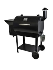 Ein schwarzer Smoker-Grill mit seitlichem Brennkammeraufsatz, Ablagefläche unten und Kaminrohr mit Regenhaube. Der Grill steht auf zwei Rädern und hat eine Ascheauffangdose