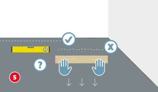 Eine schematische Darstellung zeigt das Abziehen des Estrichs: Mit einer langen Holzlatte wird der Estrich in gerader Linie abgezogen. Eine Wasserwaage dient zur Kontrolle, ein Häkchen und ein X kennzeichnen den richtigen und falschen Verlauf. Unten links ist ein roter Kreis mit einer weißen 5
