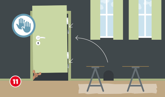 Illustration einer grünen Zimmertür, die in einem Raum in den Türrahmen eingesetzt wird