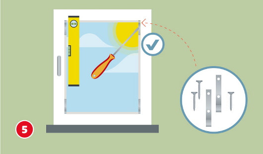 Eine schematische Darstellung zeigt das Befestigen von Einhängefedern für ein Fliegengitterrahmen im Fenster. Mit einem Schraubendreher werden die Haltefedern an den vorgesehenen Stellen verschraubt. Eine Wasserwaage sorgt für die genaue Ausrichtung. Ein Häkchensymbol markiert die korrekt montierte Ecke. Unten rechts sind passende Federn und Schrauben vergrößert dargestellt. Unten links ist ein roter Kreis mit einer weißen 5