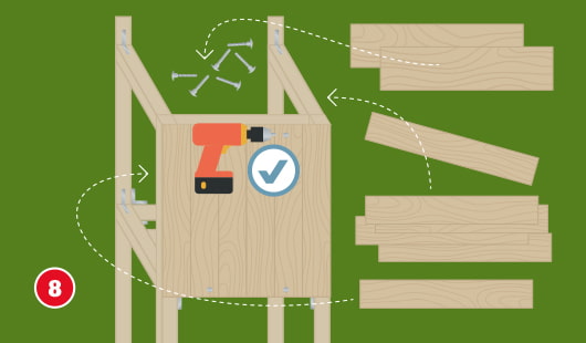 Eine schematische Darstellung zeigt die Verschraubung der Podestverkleidung eines Spielturms. Mehrere Holzplanken werden mit Pfeilen auf eine Holzrahmenkonstruktion ausgerichtet. Schrauben und ein Akkuschrauber sind dargestellt, um die Befestigung zu verdeutlichen. Unten links ist ein roter Kreis mit einer weißen 8