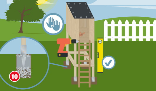 Eine schematische Darstellung zeigt die Verankerung eines Spielhauses im Gartenboden. Zu sehen ist eine kleine erhöhte Holzkonstruktion mit einer Leiter, die auf ein Fundament aus Beton und Kies gestellt wird. Ein Bohrer, eine Wasserwaage und zwei Hände sind als Symbole dargestellt. Im Hintergrund stehen ein Baum und ein weißer Lattenzaun. Unten links ist ein roter Kreis mit einer weißen 1