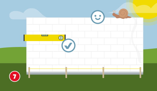 Eine schematische Darstellung zeigt die fertiggestellte Mauer eines Stein-Sichtschutzes. Eine Wasserwaage kontrolliert die waagerechte Ausrichtung. Ein Smiley-Symbol steht für das erfolgreiche Projekt. Eine Schnecke kriecht auf dem oberen rechten Rand der Mauer. Unten links ist ein roter Kreis mit einer weißen 7