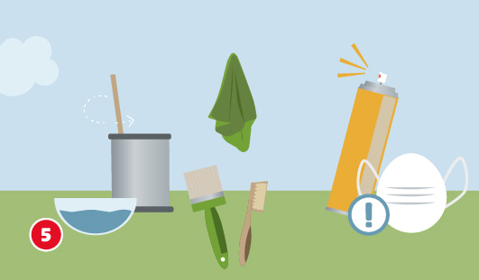 Eine schematische Darstellung zeigt verschiedene Utensilien zur Vorbereitung des Imprägniermittels: eine Schüssel mit Flüssigkeit, eine Dose mit Rührstab, ein Tuch, ein Pinsel, eine Bürste sowie eine Sprühdose. Daneben befindet sich eine Schutzmaske und ein Ausrufezeichensymbol als Sicherheitshinweis. Unten links ist ein roter Kreis mit einer weißen 5