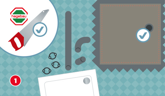 Eine schematische Darstellung zeigt die Vorbereitung zur Installation des Ablaufs einer Duschwanne. Auf einem blauen Rautenmusterboden liegen Rohrstücke, Dichtungsringe, eine Säge mit Häkchensymbol, eine Duschwanne und ein Duschwannenträger mit markiertem Ablaufloch. Unten links ist ein roter Kreis mit einer weißen 1