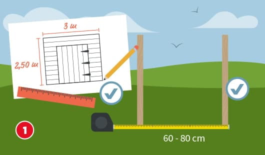 Illustration zum ersten Schritt beim Bau eines kleinen Gartenhauses oder Holzschuppens. Ein Bauplan mit Bemaßung (3 m × 2,5 m) liegt im Hintergrund. Zwei Holzpfosten werden im Abstand von 60–80 cm ausgerichtet. Ein Maßband, ein Bleistift und ein Lineal mit Häkchensymbolen zeigen das exakte Messen und Markieren.