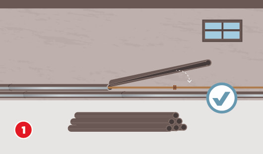 Eine schematische Darstellung zeigt das Anbringen von Dämmschalen an geraden Heizungs- und Wasserrohren. Eine offene Isolierschale wird von oben auf ein freiliegendes Rohrstück gesetzt. Darunter liegt ein Stapel weiterer Dämmschalen bereit. Ein Häkchensymbol kennzeichnet die korrekte Ausrichtung. Unten links ist ein roter Kreis mit einer weißen 1