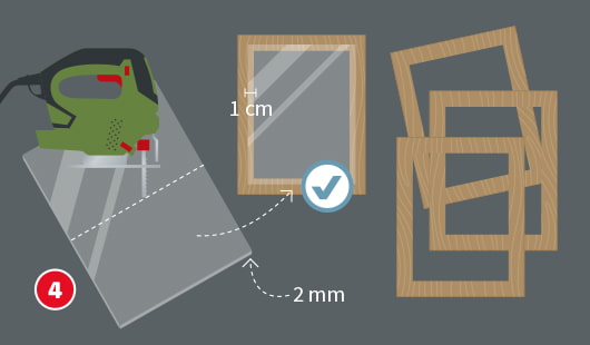 Eine schematische Darstellung zeigt das Zuschneiden von Plexiglasscheiben für den Lampenkorpus. Mit einer Stichsäge werden 2 mm starke Scheiben zugeschnitten, die jeweils 1 cm größer als die zuvor ausgesägte Öffnung im Holzrahmen sind. Rechts liegen vier vorbereitete Holzrahmen bereit. Unten links ist ein roter Kreis mit einer weißen 4