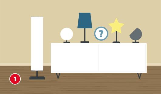 Eine schematische Darstellung zeigt verschiedene Tischlampen mit unterschiedlichen Lampenschirmformen auf einem weißen Sideboard. Ein Fragezeichensymbol weist auf die Auswahl des passenden Designs hin. Links im Bild steht eine große Stehleuchte. Der Hintergrund zeigt eine schlichte Wand mit Holzfußboden. Unten links ist ein roter Kreis mit einer weißen 1