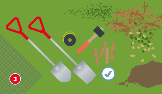 Illustration Schritt 3 zur Beetgestaltung: Materialien und Werkzeuge auf grünem Untergrund, darunter zwei Spaten, Drahtgeflecht, Maßband, Hammer, Holzpflöcke, Grasschnitt, Äste, Laub und Erde