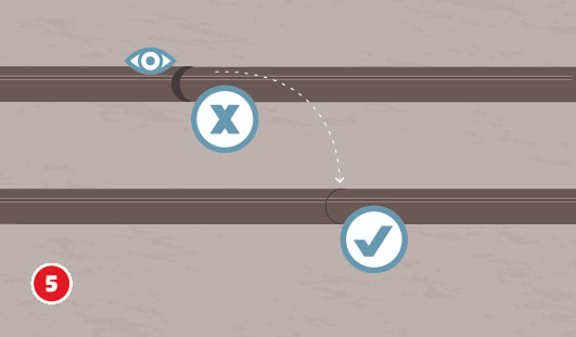 Eine schematische Darstellung zeigt die abschließende Kontrolle und Feinabstimmung der Isolierung an Heizungsrohren. Eine falsch ausgerichtete Isolierschale mit X-Symbol wird durch eine korrekt geschlossene Verbindung mit Häkchensymbol ersetzt. Ein Augensymbol weist auf die Wichtigkeit der vollständigen Sichtprüfung hin. Unten links ist ein roter Kreis mit einer weißen 5