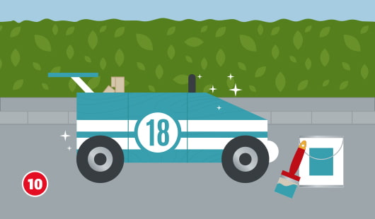 Illustration mit dem Titel „Schritt 10“ einer Hagebau-Anleitung zum Bau einer Seifenkiste. Die fertige Seifenkiste ist nun lackiert und mit der Nummer „18“ sowie zwei weißen Zierstreifen versehen. Rechts daneben stehen ein Farbeimer und ein Pinsel.
