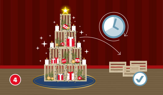 Eine schematische Darstellung zeigt einen Weihnachtsbaum aus zehn übereinandergestapelten Holzkisten. Die Kisten sind mit Geschenken, Kerzen, Zweigen und Kugeln dekoriert und zu einer Tannenbaumform arrangiert. Ein Uhrsymbol weist darauf hin, dass sich die Kisten nach der Weihnachtszeit wiederverwenden lassen. Ein Häkchensymbol markiert die Stapelkisten. Unten links ist ein roter Kreis mit einer weißen 4