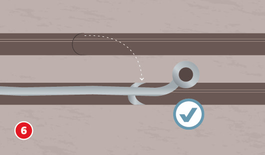 Eine schematische Darstellung zeigt das saubere Verkleben der Stoßstellen isolierter Heizungsrohre mit Aluminiumband. Eine graue Klebebandbahn wird über eine offene Verbindung geführt und angedrückt. Ein Häkchensymbol markiert die fachgerechte Abdichtung. Unten links ist ein roter Kreis mit einer weißen 6