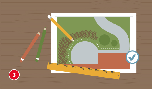 Eine schematische Darstellung zeigt die Erstellung einer Planungsskizze für eine Gartenmauer. Auf einem Tisch liegt eine gezeichnete Übersicht mit Wegen, Rasenflächen und Mauerverlauf. Ein Bleistift, zwei Farbstifte und ein Lineal unterstützen die genaue Planung. Ein Haken-Symbol weist auf die erfolgreiche Planung und Materialerfassung hin. Unten links ist ein roter Kreis mit einer weißen 3