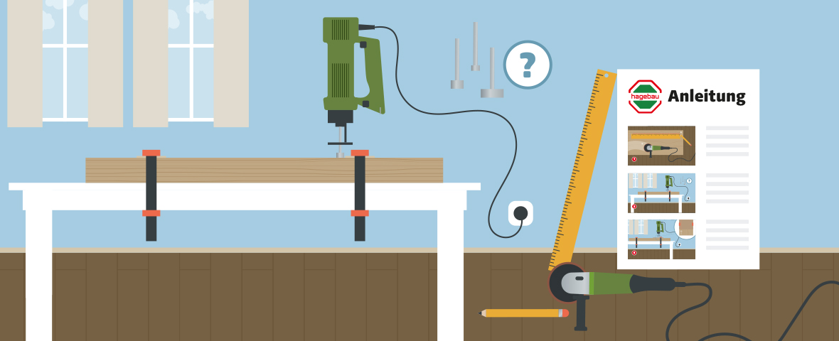 Eine schematische Darstellung zeigt die Vorbereitung eines Arbeitsplatzes zum Fräsen von Holz. Auf einem weißen Werktisch ist ein Holzbrett mit zwei Schraubzwingen fixiert. Eine grüne Oberfräse ist mittig über dem Holz positioniert und angeschlossen. An der Wand hängen Fräsköpfe sowie ein Symbol mit einem Fragezeichen. Rechts sind ein Winkel, ein Bleistift und ein aufgeklappter Anleitungszettel mit mehreren Schritten zu sehen
