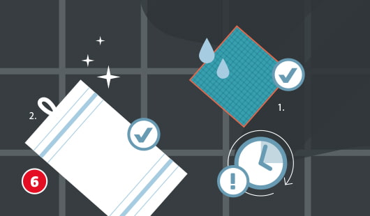 Illustration zum sechsten Schritt beim Verfugen von Fliesen. Zwei Reinigungsstufen sind dargestellt: Mit einem feuchten Schwamm werden Reste entfernt, mit einem trockenen Tuch wird die Fläche poliert. Wassertropfen, Glanzeffekte und Häkchensymbole markieren das richtige Vorgehen, ein Uhrsymbol mit Ausrufezeichen weist auf die nötige Wartezeit dazwischen hin.