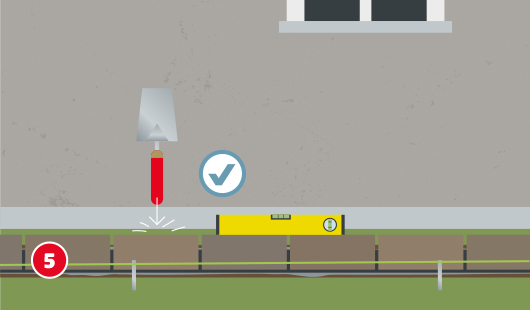 Eine schematische Darstellung zeigt das Mauern der ersten Steinreihe einer Gartenmauer. Mit einer Kelle wird Mörtel zwischen die Steine eingebracht. Eine Wasserwaage dient zur Kontrolle der geraden Ausrichtung. Im Hintergrund ist eine Hauswand mit Fenster zu sehen. Eine gespannte Richtschnur hilft bei der exakten Positionierung. Unten links ist ein roter Kreis mit einer weißen 5