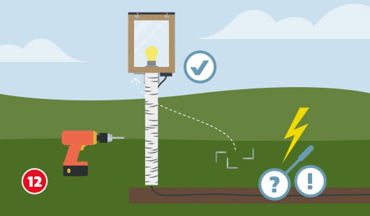 Eine schematische Darstellung zeigt das Aufstellen und Anschließen der fertigen Gartenlampe. Die Lampe wird auf einem vorbereiteten Birkenpfahl befestigt und mit einer Bohrmaschine verschraubt. Das Stromkabel wird unterirdisch verlegt und angeschlossen. Unten links ist ein roter Kreis mit einer weißen 12
