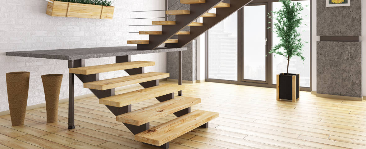 Moderne Holztreppe mit Metallgestell in einem hellen, stilvoll eingerichteten Raum mit Parkettboden und großen Fenstern