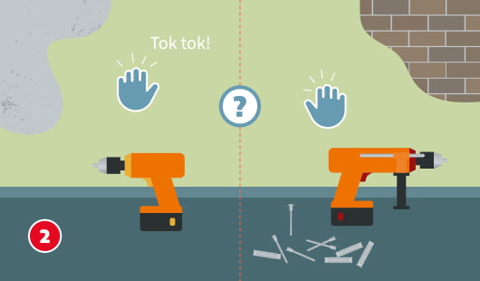 Eine schematische Darstellung zeigt den Vergleich zweier Wandmaterialien zum Bohren. Links wird auf eine weiche Putz- oder Gipswand geklopft, rechts auf Mauerwerk. Links kommt eine normale Bohrmaschine ohne Schlag zum Einsatz, rechts eine Schlagbohrmaschine mit passendem Aufsatz. Schrauben und Dübel liegen bereit, ein Fragezeichen markiert die Entscheidung zwischen den Optionen. Unten links ist ein roter Kreis mit einer weißen 2